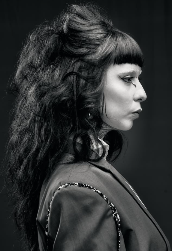 Corte e styling com franja e volume